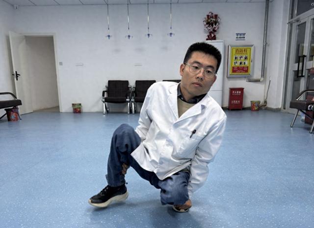 诊所中的李创业。（受访者供图）