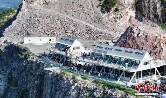 位于广东佛山三水废弃矿山之巅的浮日蓝矿咖啡店。资料图。广东电网公司 供图