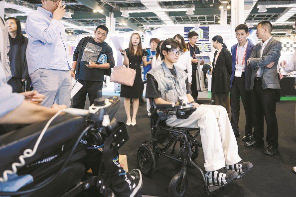 在高校展区，学生带来可通过头部动作控制的轮椅 本报记者 陈梦泽 摄