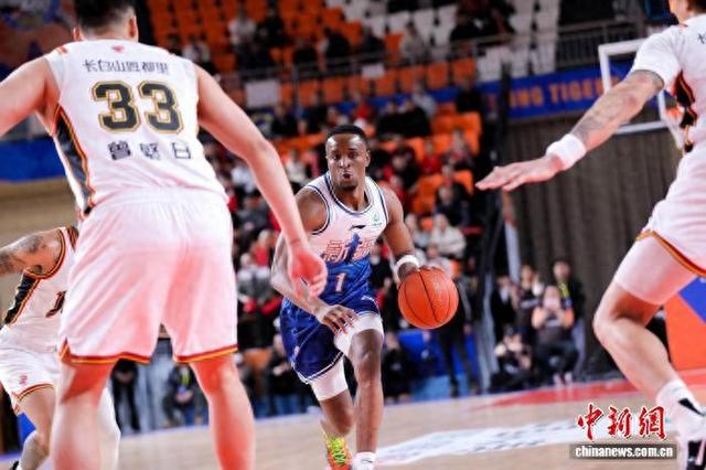 新疆男篮外援纳托尔在场上持球进攻。卢鹏儒 摄
