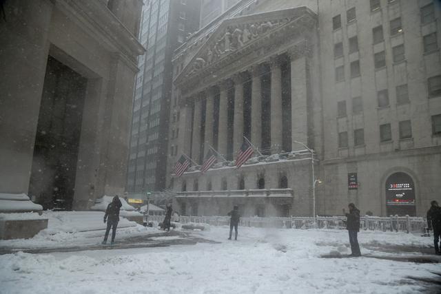 2月23日，美国纽约，市民在纽约证券交易所前通勤。视觉中国 图