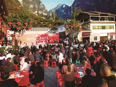 1月6日下午，以“感恩奋进 幸福下庄”为主题的2026年重庆市巫山县竹贤乡下庄村“村晚”热闹上演。 下庄村供图