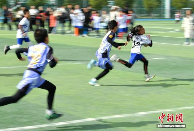 12月27日，小学组参赛队正在比赛中。中新社记者 张斌 摄