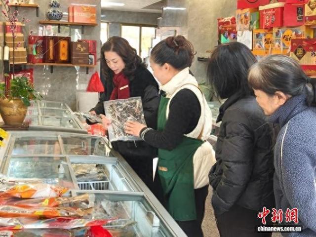 民众在龙港舥艚中心渔港挑选海产品。 金君 供图