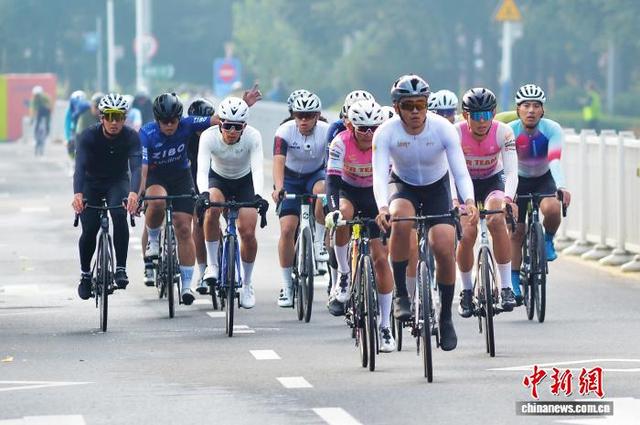 10月26日,中国自行车运动骑游大会在山东青岛举行。王海滨 摄