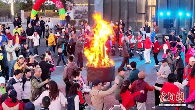 游客们在饶河围着篝火载歌载舞。 饶河县文化广电和旅游局供图