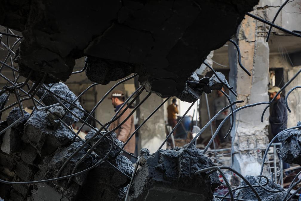 2025年11月20日，加沙居民在加沙城东部查看被以军炸毁的建筑。新华社发（里泽克·阿卜杜勒贾瓦德摄）