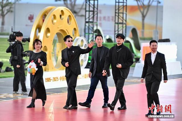 11月15日，第38届中国电影金鸡奖红毯仪式在福建厦门举行。图为电影《长安的荔枝》剧组亮相红毯仪式。中新社记者 王东明 摄