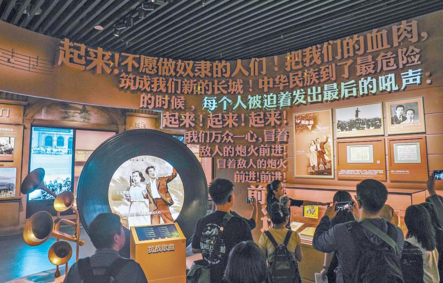 　　参观者在抗战馆聆听抗战歌曲，重温抗战历史。 本报记者 武亦彬摄