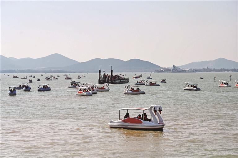 ▲春节假期，云龙湖游船如织。