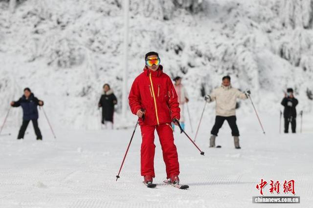 2026年1月8日，游客在贵州省六盘水市梅花山国际滑雪场滑雪。记者 瞿宏伦 摄