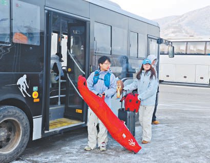 　　雪友携带雪具乘坐大巴前往滑雪场。 本报记者 李如意摄