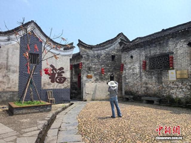 图为位于湖南郴州宜章县的腊元古村。 中新社记者 鲁毅 摄