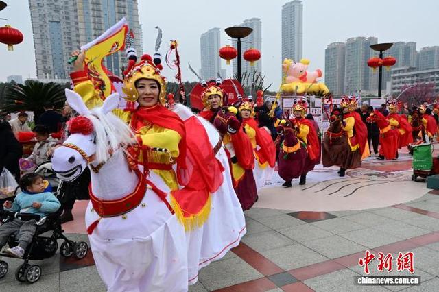 图为开幕式现场的民俗巡游。郭晓莹 摄