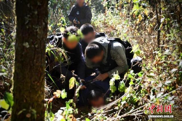 图为缉毒民警抓捕毒贩。云南省公安厅 供图