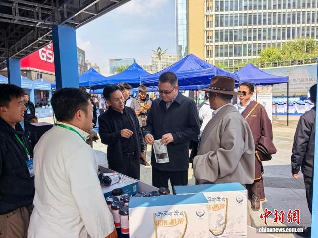 图为发布会现场，参会人员了解果洛特色农畜产品。 果洛州农牧局供图