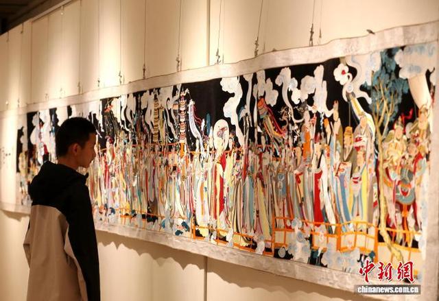 11月15日，青海西宁，市民参观堆绣展。 张忠苹 摄