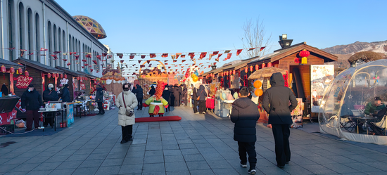 图1：新年期间的鸭绿江步行街