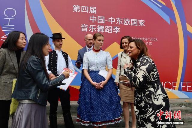 11月10日，匈牙利学生(右三)着装民族服饰现场交流。孙琳茹 摄