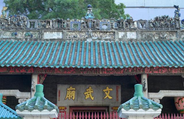 11月12日，在香港文武庙屋脊上的鳌鱼雕塑。新华社记者 胡虎虎 摄