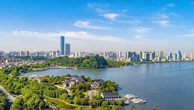 长江与京杭大运河交汇处的镇江致力于建设“创新创业福地 山水花园名城”。 赵羽 图