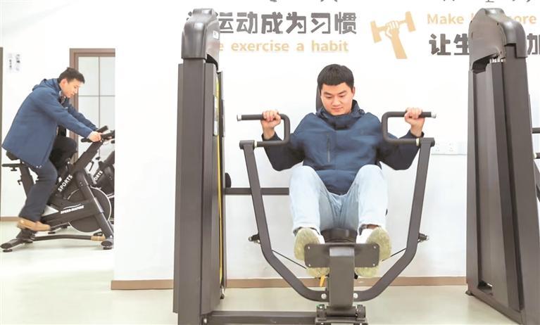 居住在贵安新区“青年社区”的年轻人在健身、看书。 （受访者供图）