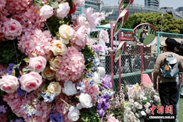 5月1日，游客用手机在上海市虹口区北外滩滨江区域拍照，享受“五一”假期户外生活。中新社记者 殷立勤 摄