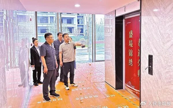 罗庄区人民法院盛庄人民法庭法官石仁举（左二）到涉案小区实地勘验电梯情况。
