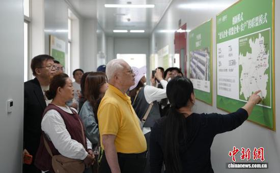 图为台企代表在贵州铜仁的江口参观抹茶相关企业。记者周燕玲摄