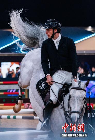 图为1月31日的马术障碍赛中，骑手驭马跃障。中新网记者 侯宇 摄