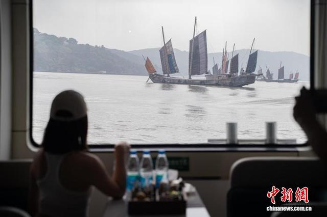 游客在游船上饱览太湖湖光山色。太湖鼋头渚风景区供图