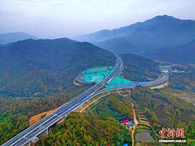 湖北随州至河南信阳高速公路项目顺利通过交工验收。(无人机照片)湖北交投集团 供图