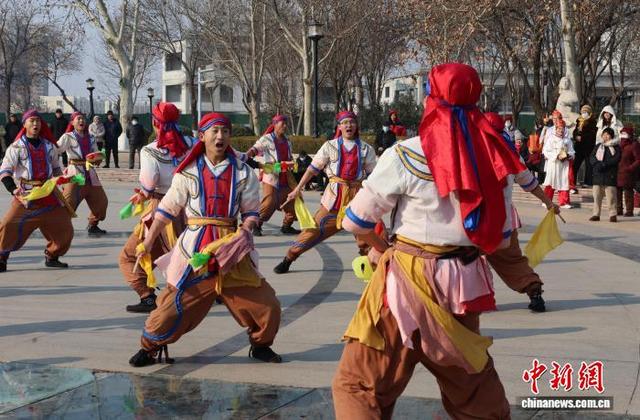 1月23日，山东济南，来自济南新技术应用学校的学生表演《大河之声》。中新社记者 赵晓 摄