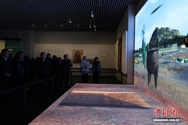 展厅通过3D动画的形式，向观众展示文物的发掘出土过程。赵晓 摄