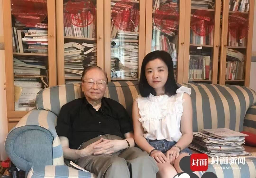 2018年封面新闻记者张杰采访王火（左）