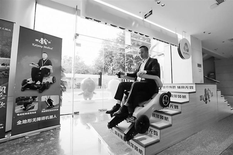 广东佛山一家辅具厂家生产的全地形无障碍机器人在本届残特奥会上投用。