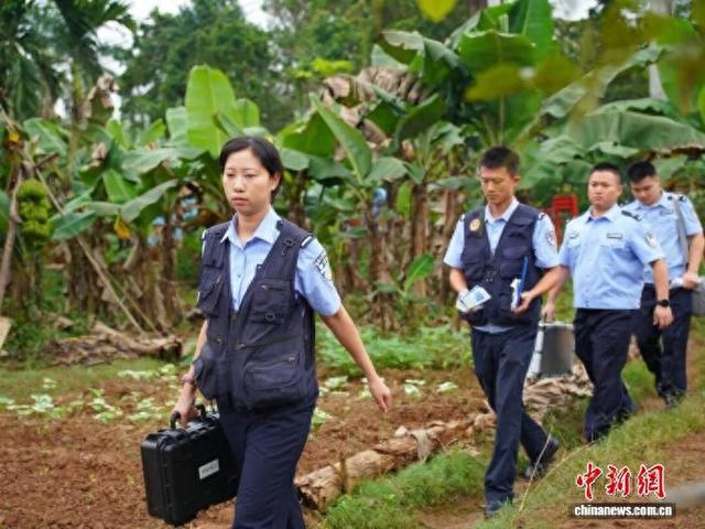 2025年6月，海南省白沙黎族自治县公安局刑侦大队现勘民警林忆萍带队挺进原始林区开展现场勘察。海南省公安厅供图