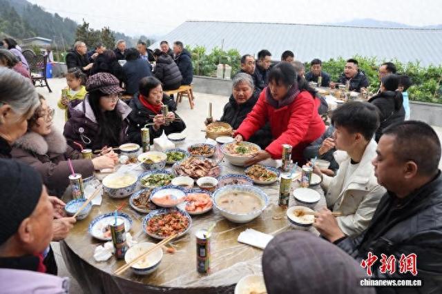 2月17日，农历正月初一，在四川省达州市达川区景市镇，村民摆上川东坝坝席招待前来拜年的亲友。中新社记者 张浪 摄