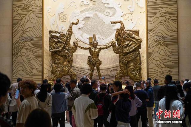 10月1日，国庆中秋假期第一天，位于郑州的河南博物院迎来参观热潮。图为河南博物院内游人如织。夏青华 摄