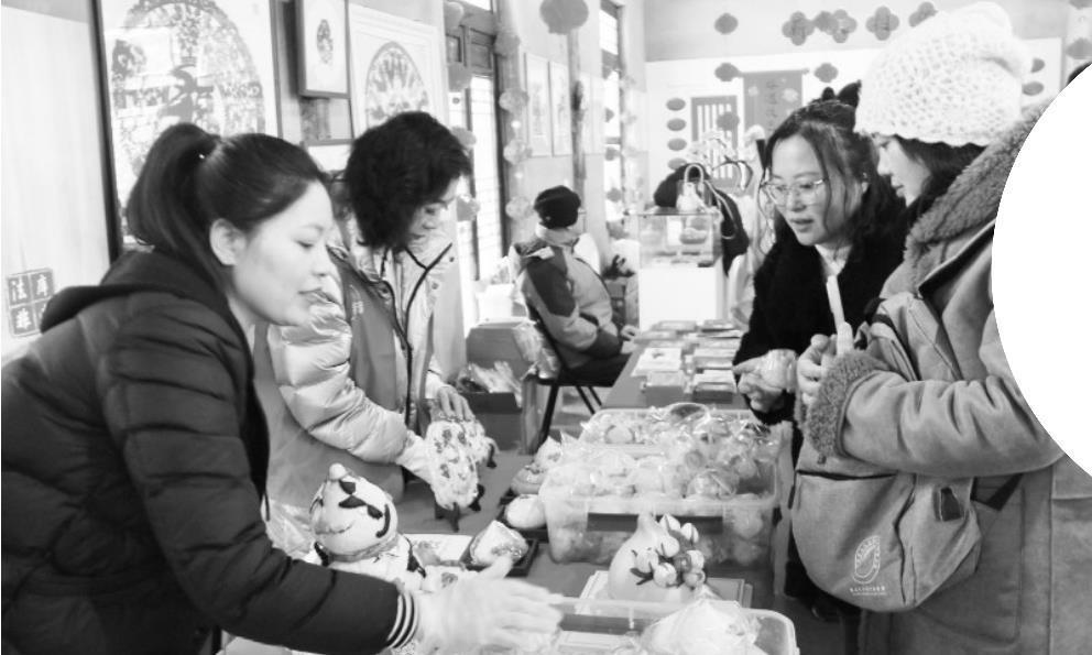 法库县非遗传承人李相明（左一）制作的花饽饽备受游客喜爱。 图片由受访者提供