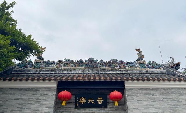 11月12日，在广州永庆坊拍摄的鳌鱼形象建筑装饰。新华社记者 程婷婷 摄