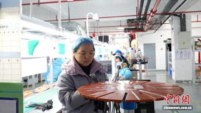 浙江湖州一家企业车间里，工人正在忙碌。吴明宪 摄