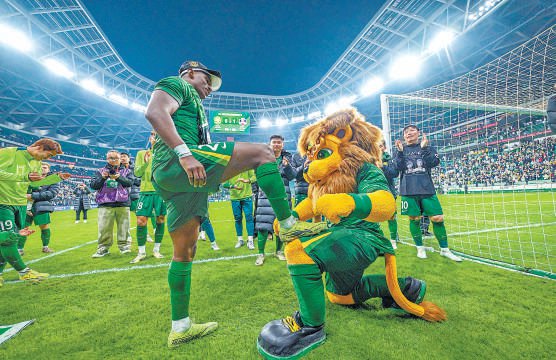 　　法比奥以28球的成绩成为本赛季中超金靴。本报记者 潘之望摄