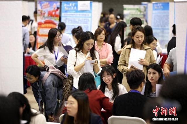 2025年9月17日，北京西城区启动“西纳英才 融创未来”2026年高校人才招录招聘系列活动。 中新社记者 富田 摄