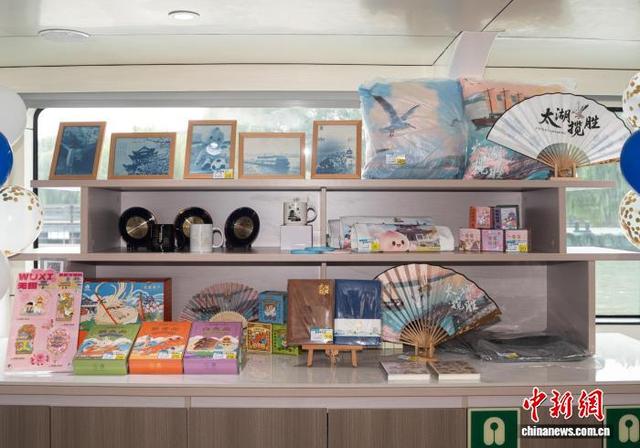 游船上的文创产品展示。太湖鼋头渚风景区供图