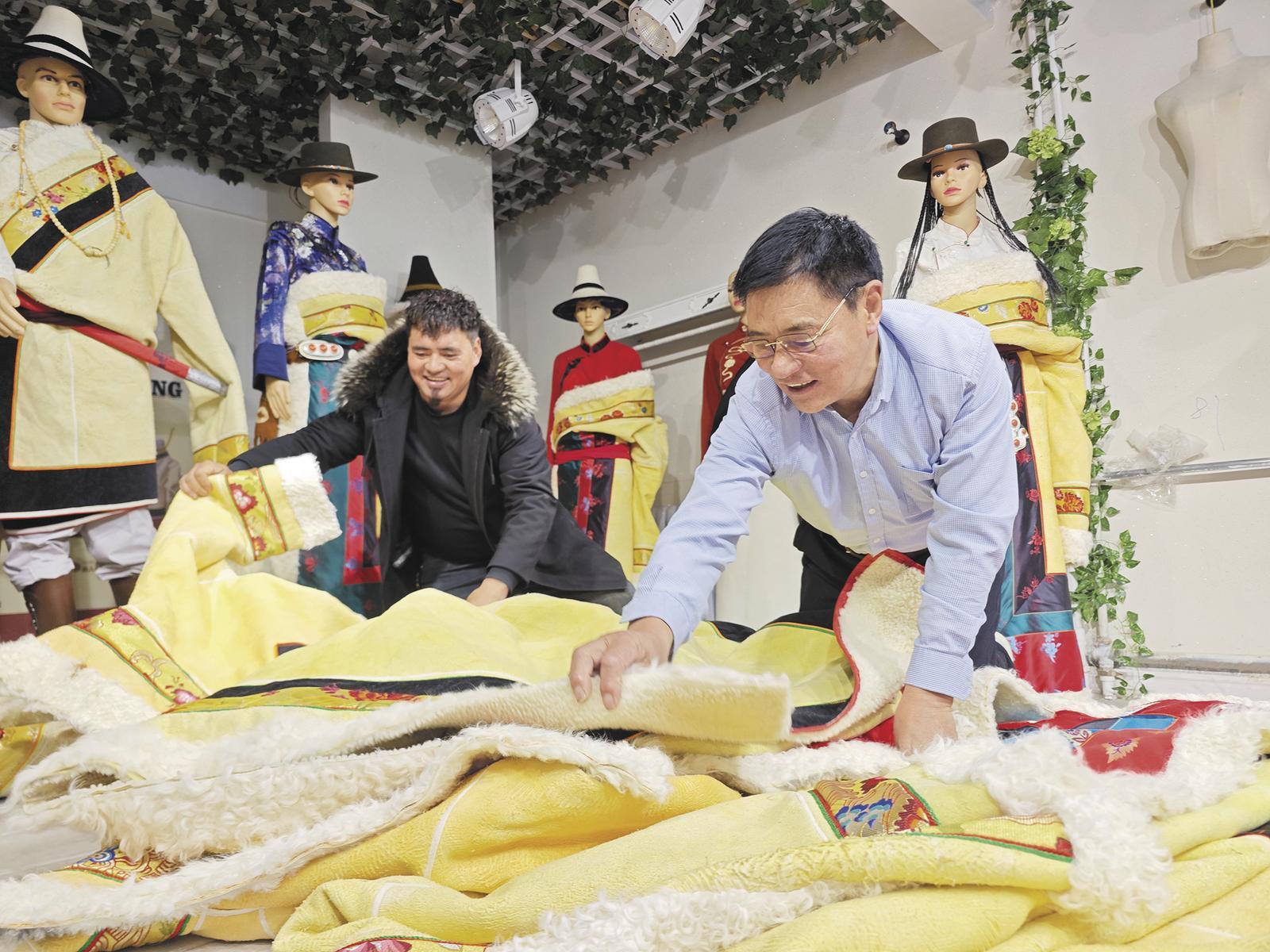 娘吉加展示传统毡帽。本报记者 顾植霞 摄