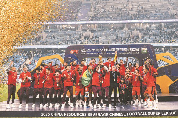 海港捧杯 本报记者 李铭珅 摄