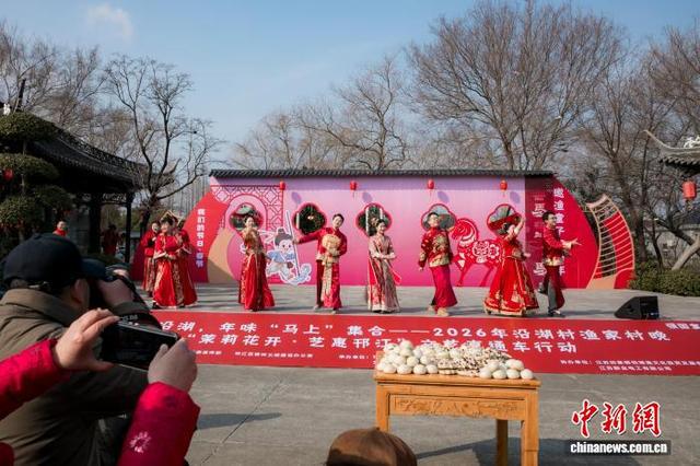 现场上演沿湖渔民世代“以船为轿”的传统婚俗。方巷镇供图