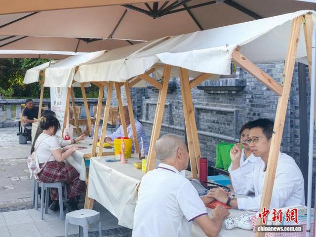 游客参加义诊环节。 石洪宇 摄