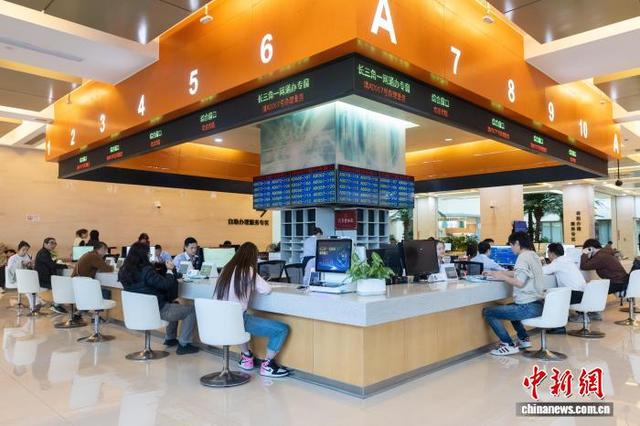 五年来，浦东以制度型开放为核心，在重点领域实现一系列突破性进展。图为上海市浦东新区政务服务中心。郑峰 摄